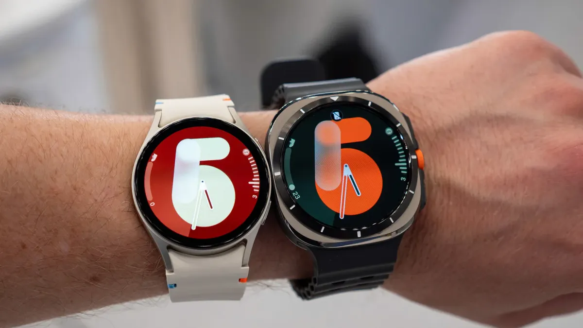 Samsung Galaxy Watch8 og Watch8 Classic vist med afrundede urkasser og sideknap.