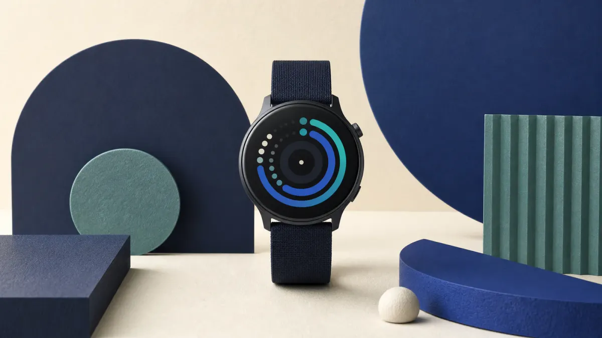Et generisk rundt smartwatch med mørk vævet rem og abstrakte blå og turkise aktivitetsringe på skærmen.