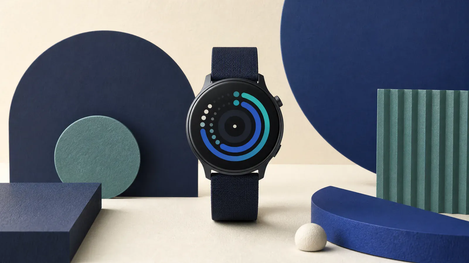 Et generisk rundt smartwatch med mørk vævet rem og abstrakte blå og turkise aktivitetsringe på skærmen.