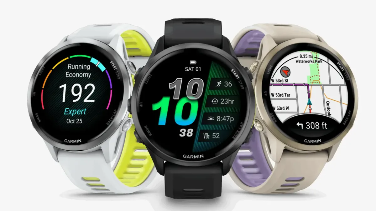 Garmin Forerunner 970-smartwatches vist i tre farver.
