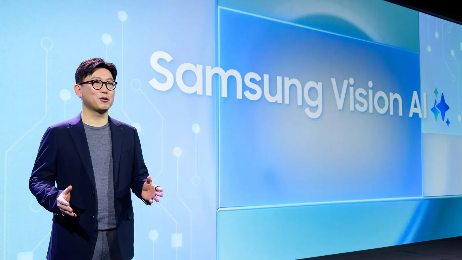 Samsung fremviser Vision AI og skærmprodukter fra modelåret 2025 på en scene.