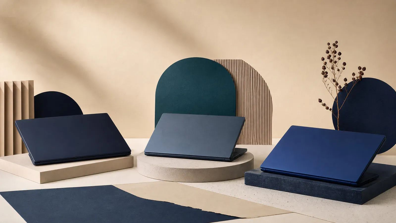 Tre generiske, lukkede laptopformer på geometriske podier.