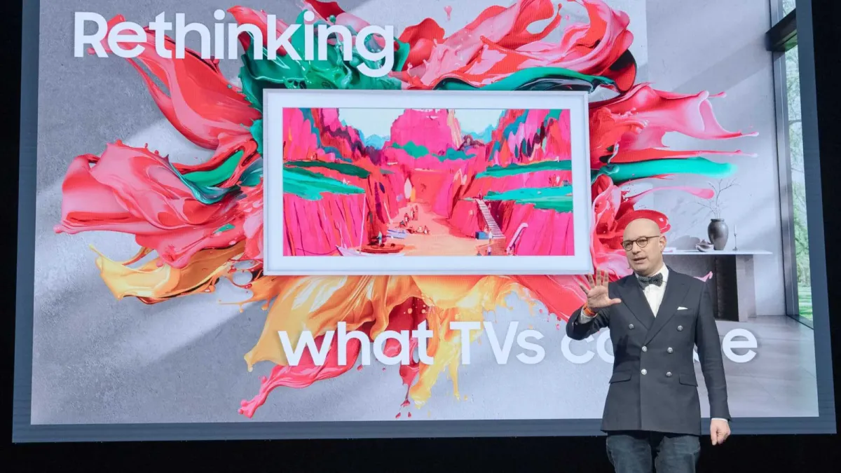 En Samsung-præsentation med tv-skærme og AI-billedteknologi på scenen.